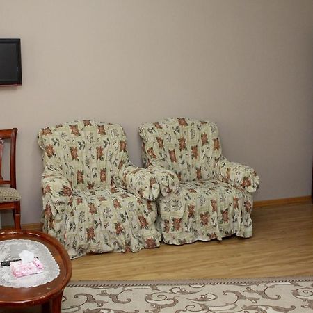 Golden Apricot Bed and Breakfast Gjoemri Buitenkant foto