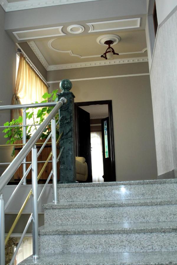 Golden Apricot Bed and Breakfast Gjoemri Buitenkant foto