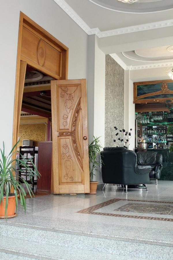 Golden Apricot Bed and Breakfast Gjoemri Buitenkant foto