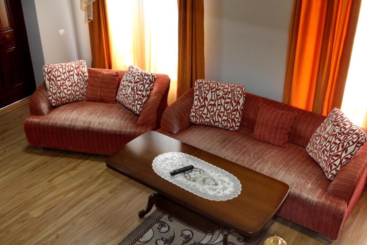 Golden Apricot Bed and Breakfast Gjoemri Buitenkant foto