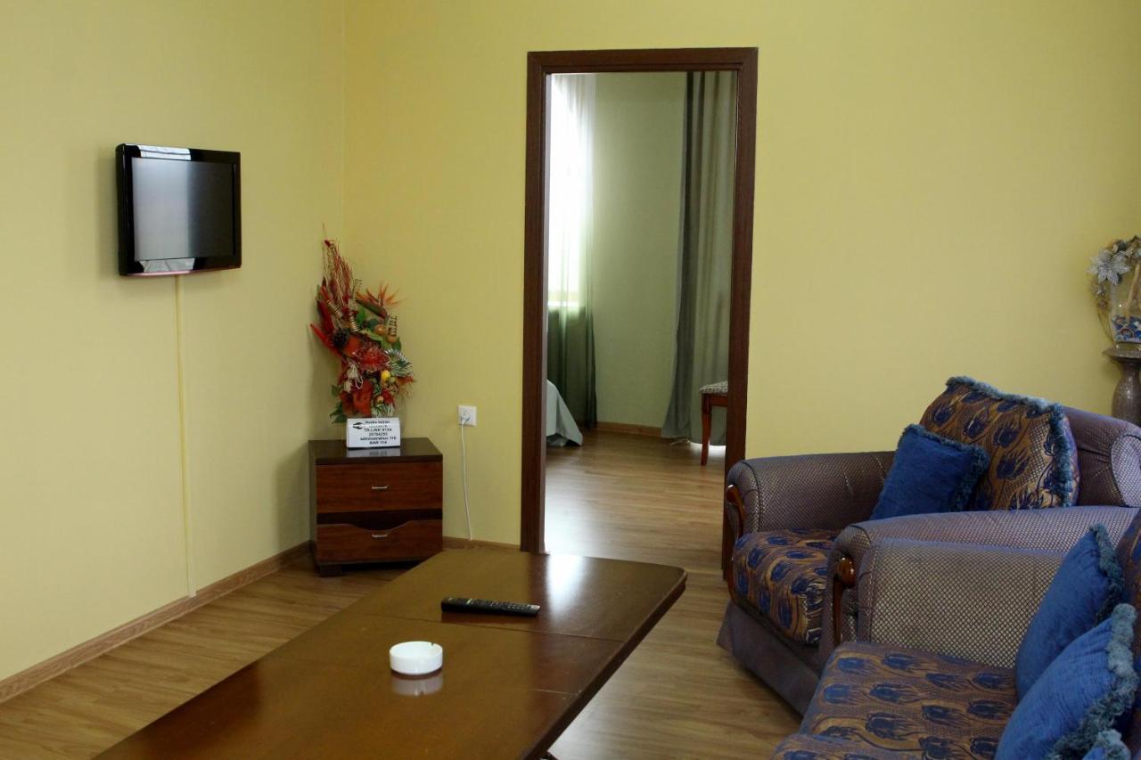 Golden Apricot Bed and Breakfast Gjoemri Buitenkant foto